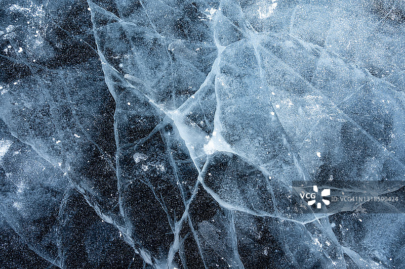 冬季贝加尔湖冰冻湖面的裂缝图片素材