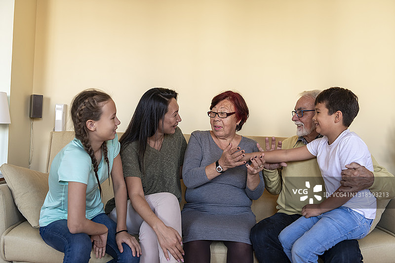 快乐的多代同堂家庭在房子里共度美好时光图片素材