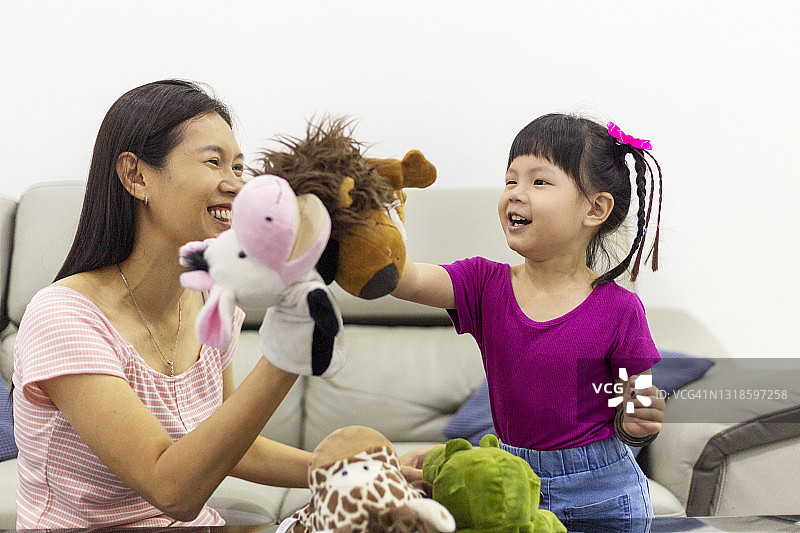 快乐的妈妈和女儿一起玩耍图片素材
