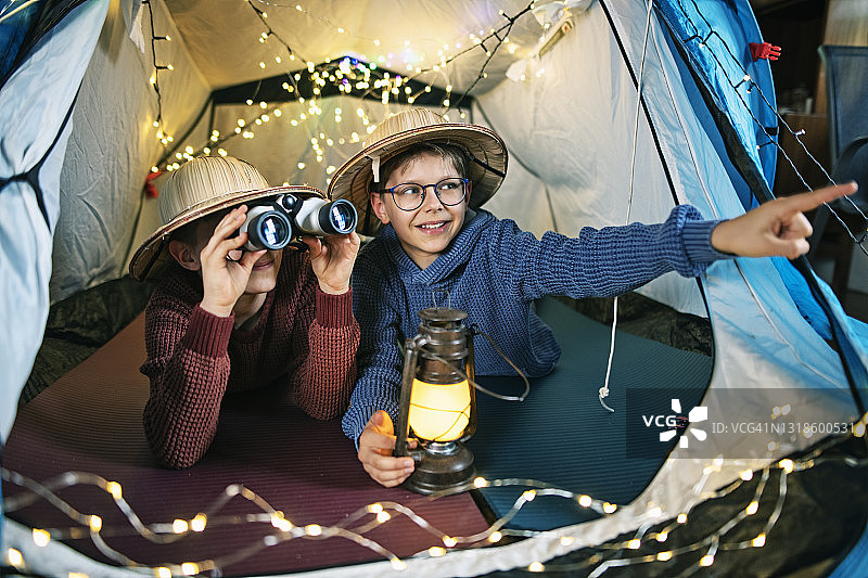 孩子们在客厅的帐篷里玩耍图片素材