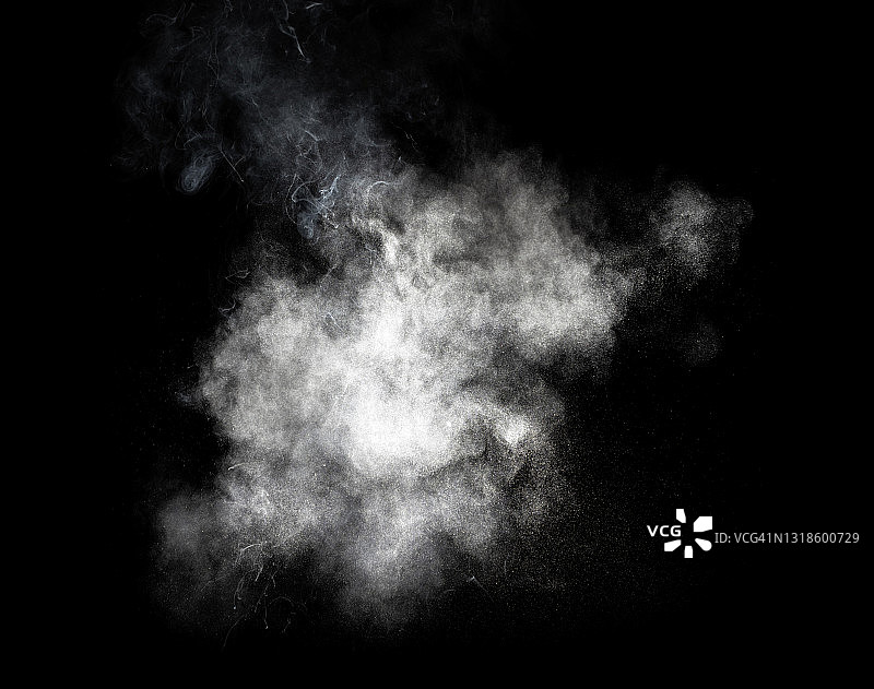 黑色背景上的白色烟雾颗粒云爆炸图片素材