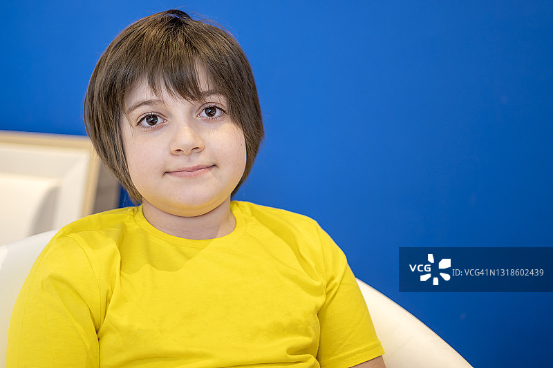 在家摆姿势的土耳其可爱男孩图片素材