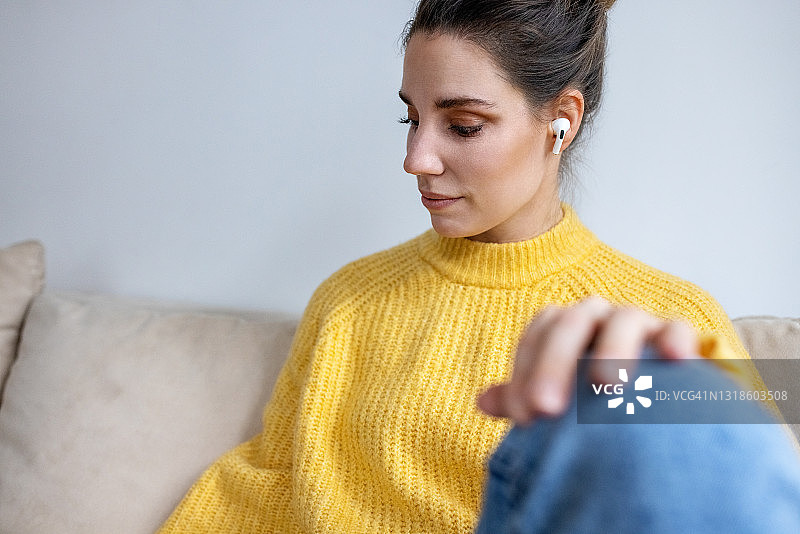 女人戴无线耳机听放松音乐图片素材