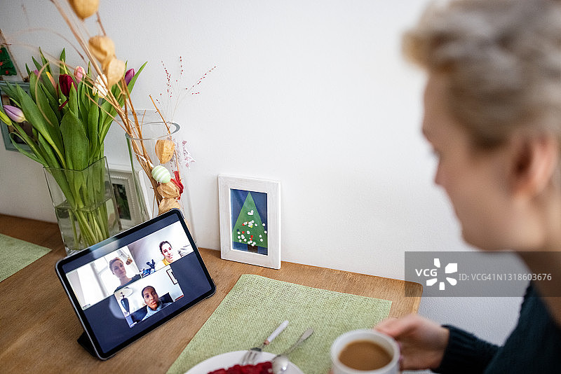 女人与朋友进行视频聊天图片素材