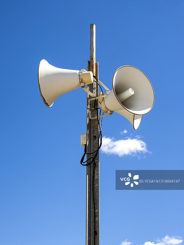 街道上的民防警报塔，背景为蓝天图片素材