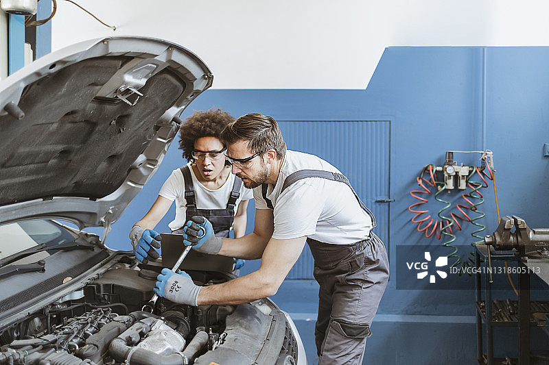 修理工在汽车修理厂工作图片素材