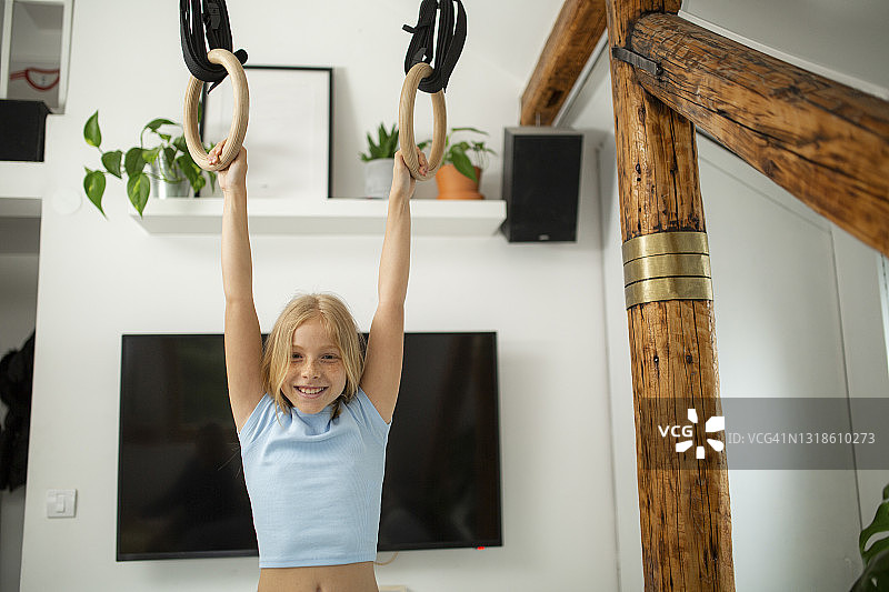 在家练习体操的年轻白人女孩肖像图片素材
