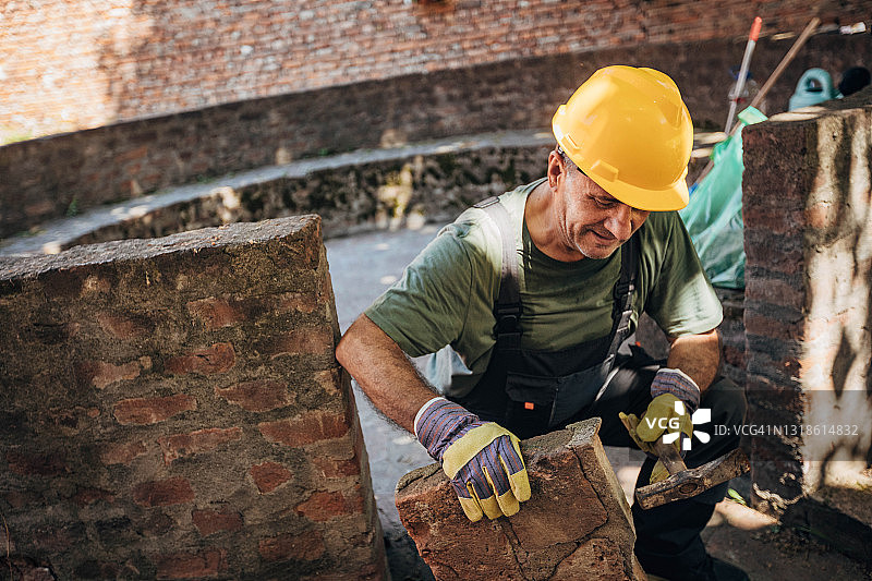 建筑工人正在砌砖图片素材