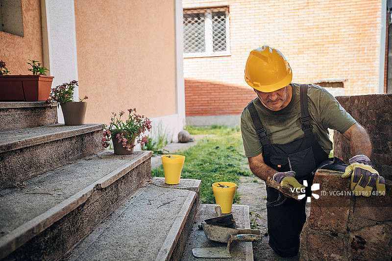 建筑工人正在砌砖图片素材