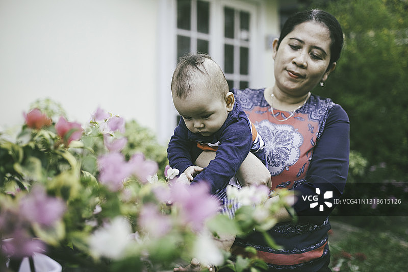 在公园里和宝宝玩耍的母亲图片素材