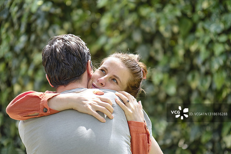 户外充满爱意的年轻情侣图片素材