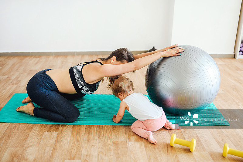 与孩子在一起一切都更有趣图片素材