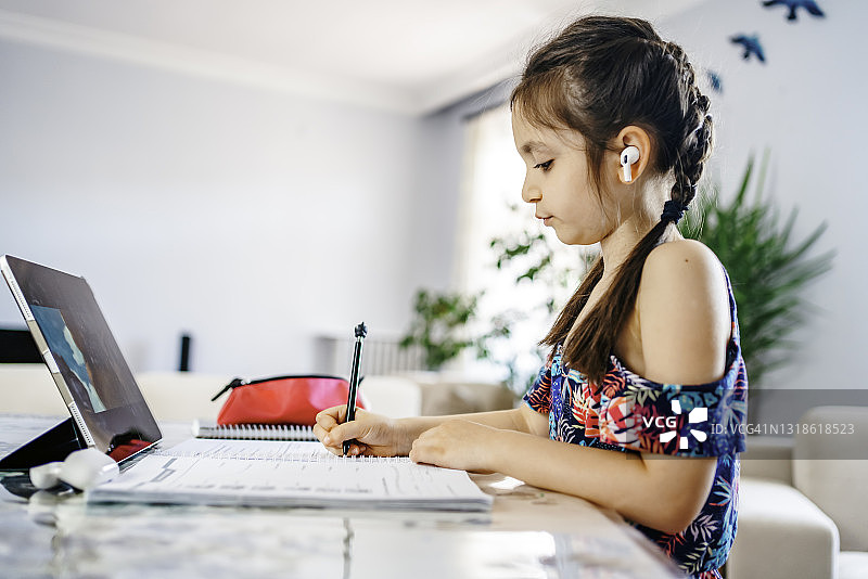 小女孩在家进行家庭教育和远程学习图片素材