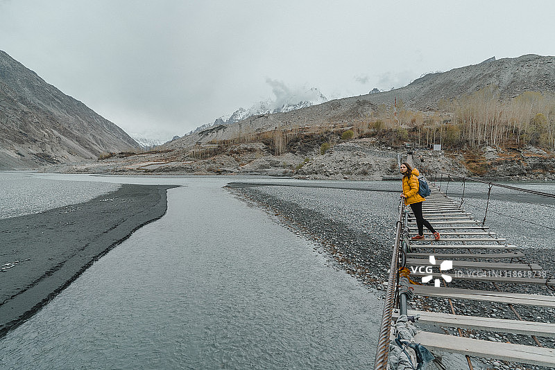 巴基斯坦：走在悬索桥上的女人图片素材