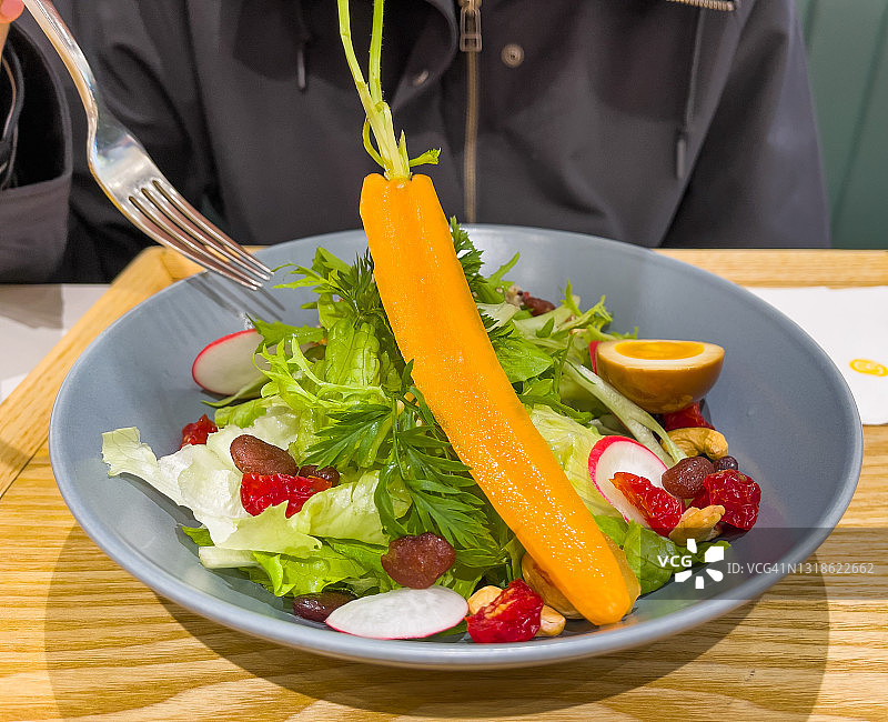 千岛酱蔬菜沙拉图片素材