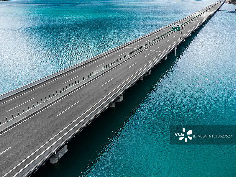 山谷中的河流与前方公路：中国西藏风光图片素材