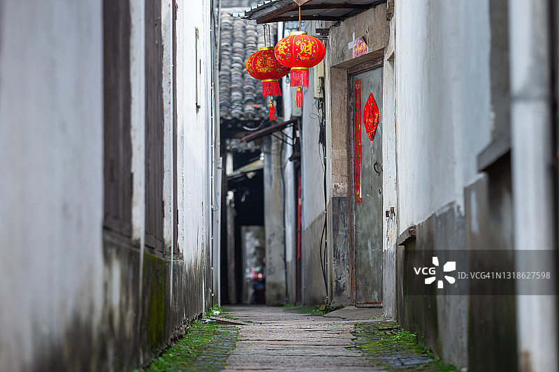 中国江苏省苏州市黎里古镇的巷弄图片素材