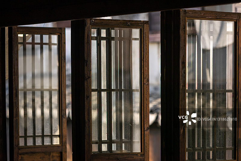 中国江苏苏州黎里古镇的古典木窗图片素材