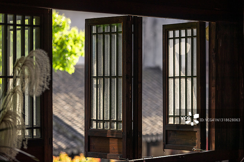 中国江苏苏州黎里古镇的古典木窗图片素材