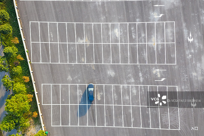 俯瞰露天停车场的景色，中国江苏省江阴市图片素材