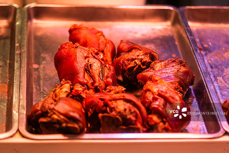 盆里的熟食猪蹄图片素材