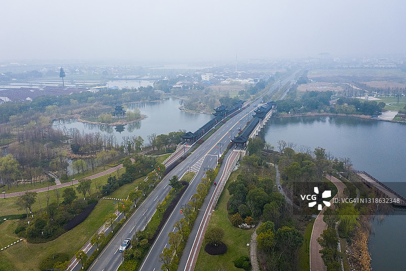 江苏苏州：通往远方村庄的湖边公路图片素材