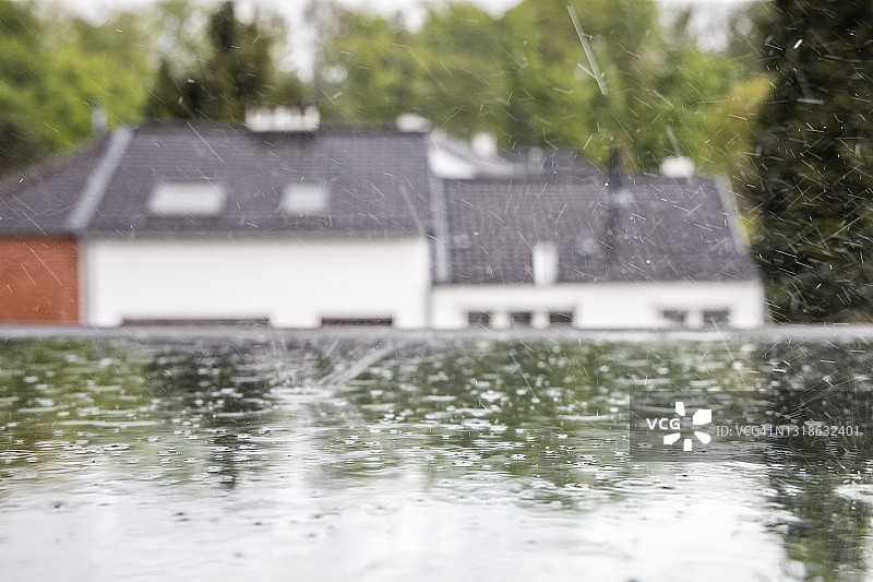 阁楼窗户上的雨滴图片素材