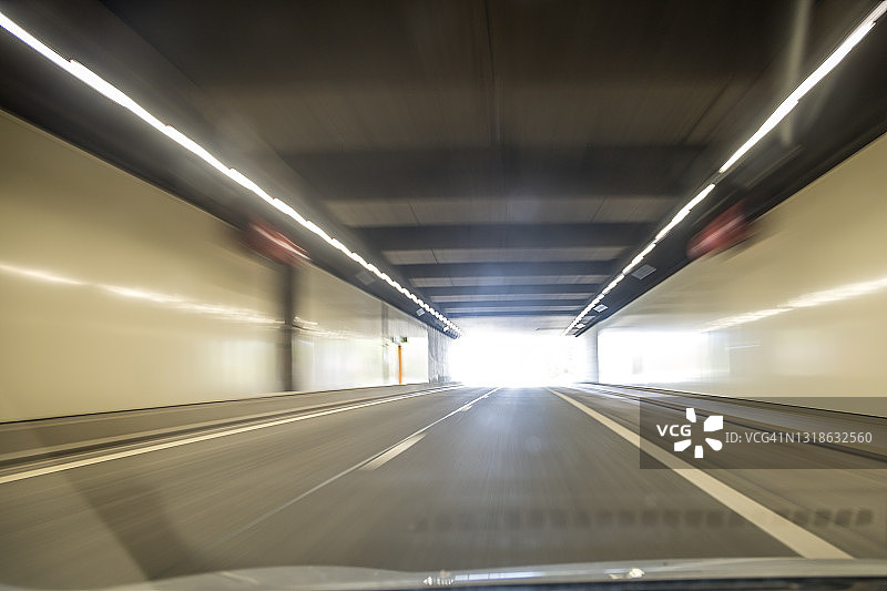 高速公路隧道内的速度运动图片素材