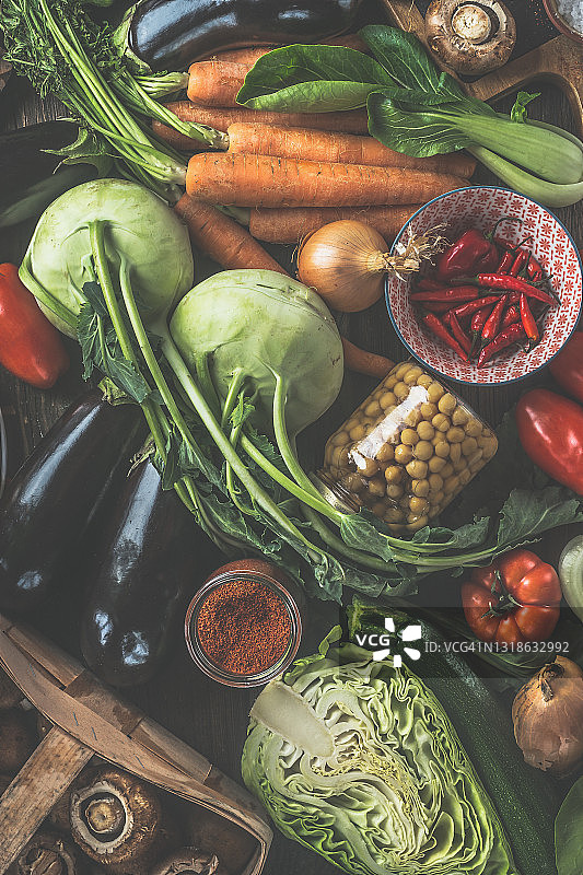各种蔬菜、鹰嘴豆罐头和香料特写图片素材