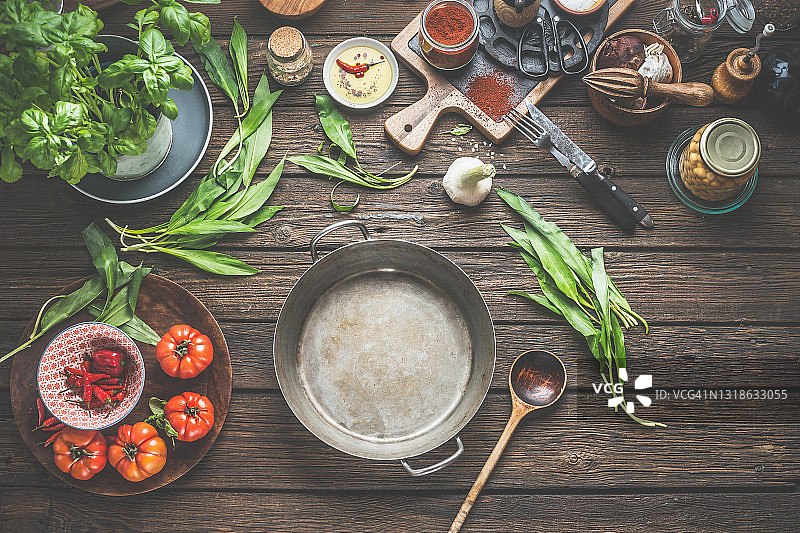 带有复制空间的复古烹饪锅、野生大蒜、食材和厨房设备图片素材