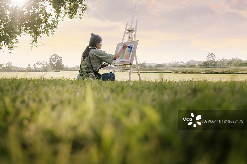 受秋日大自然启发，年轻漂亮的女艺术家创作艺术作品图片素材