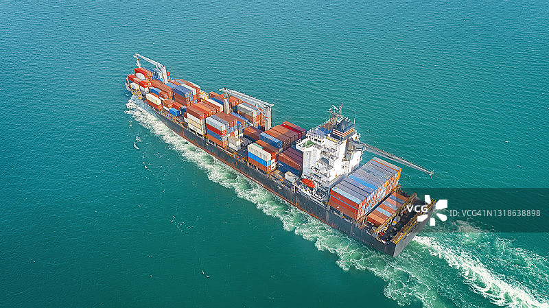 集装箱货轮海上运输鸟瞰图图片素材