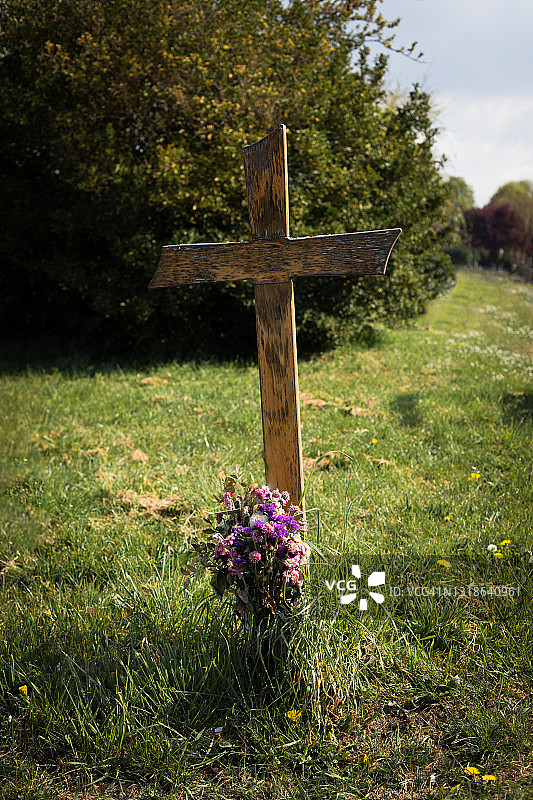 墓地墓碑旁的花朵图片素材