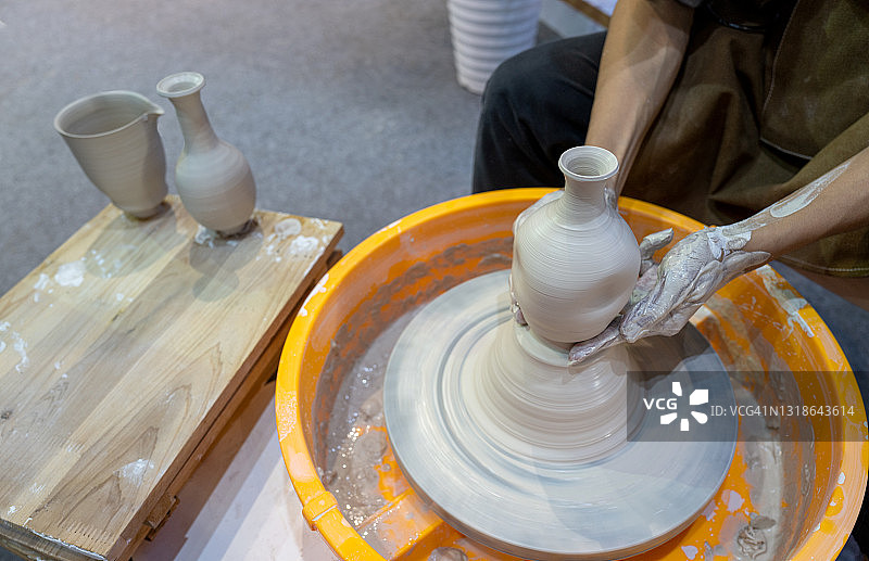 工人们正在制作瓷器图片素材