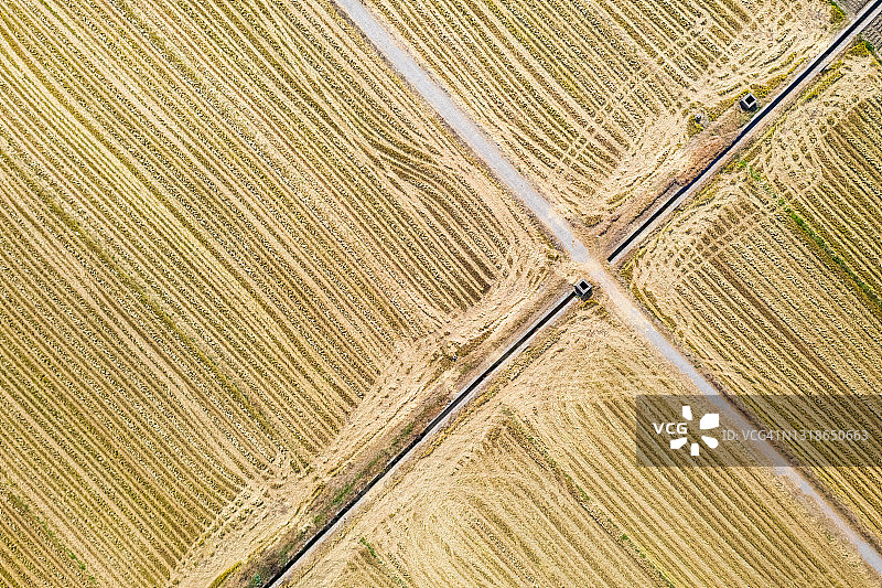 无人机航拍视角下的乡村田地图片素材