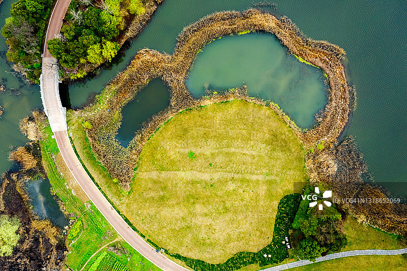 公园里靠近河边的观光区小路图片素材