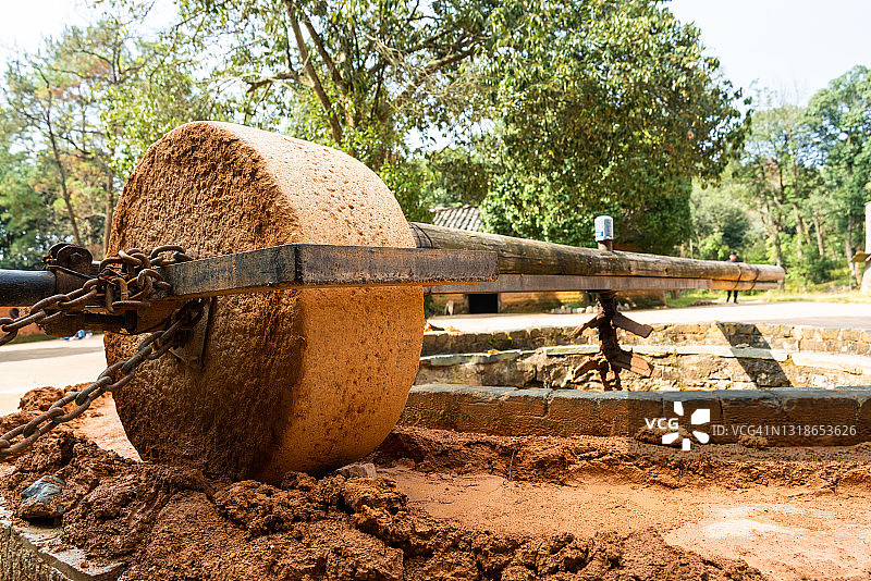 碾米的石碾子。 乡村农民使用。 中国安徽省。图片素材