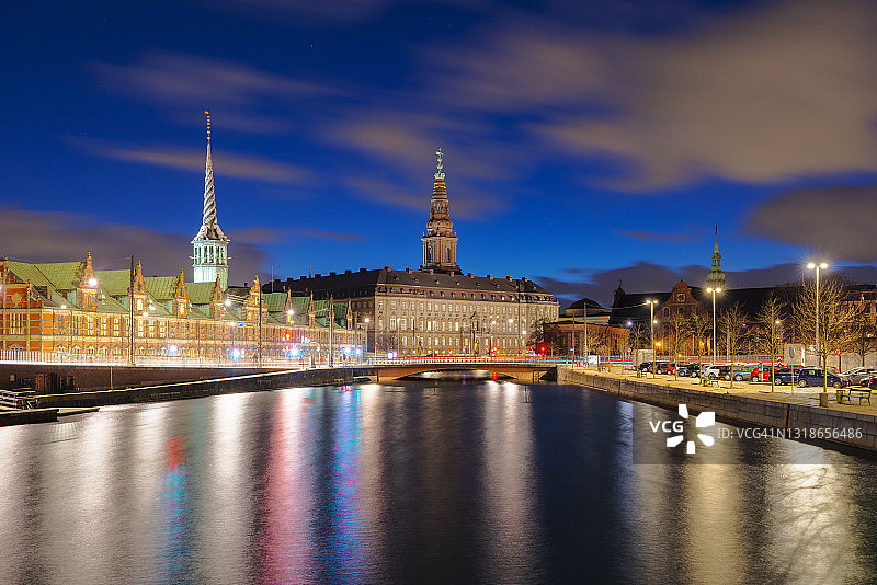 丹麦哥本哈根：运河，哥本哈根证券交易所和克里斯蒂安堡宫图片素材