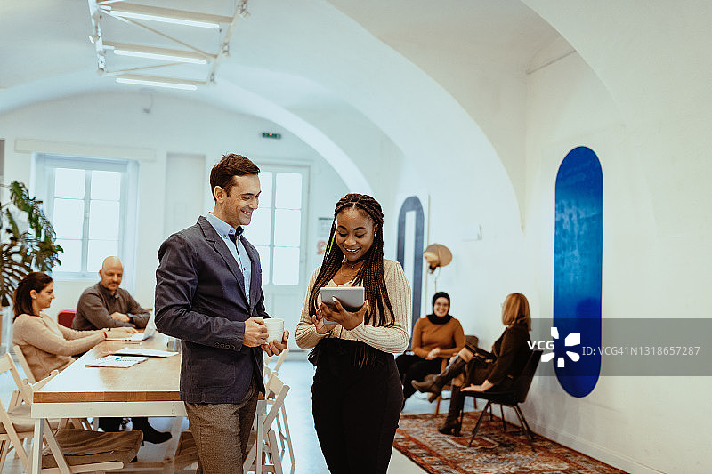 疫情后全球商业中的不同种族员工群体图片素材