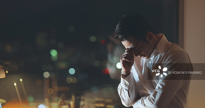 焦虑和担心的年轻人图片素材