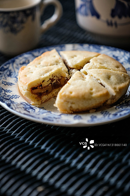 恩嘎丁坚果馅饼或瑞士核桃蛋糕，是搭配咖啡的传统瑞士脆皮糕点图片素材