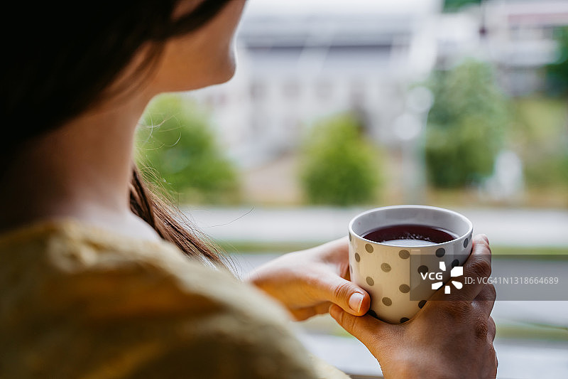 在窗边喝咖啡的女人图片素材