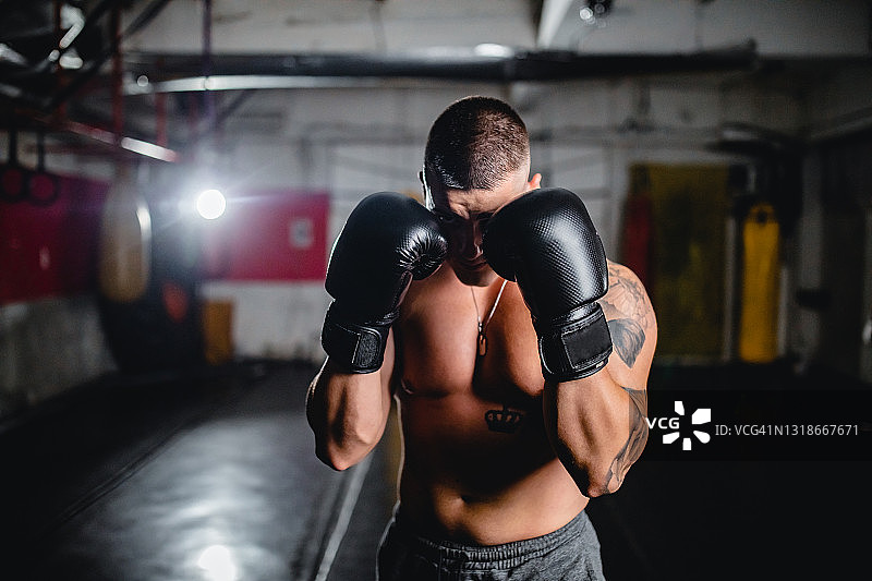 健壮的拳击手训练中图片素材