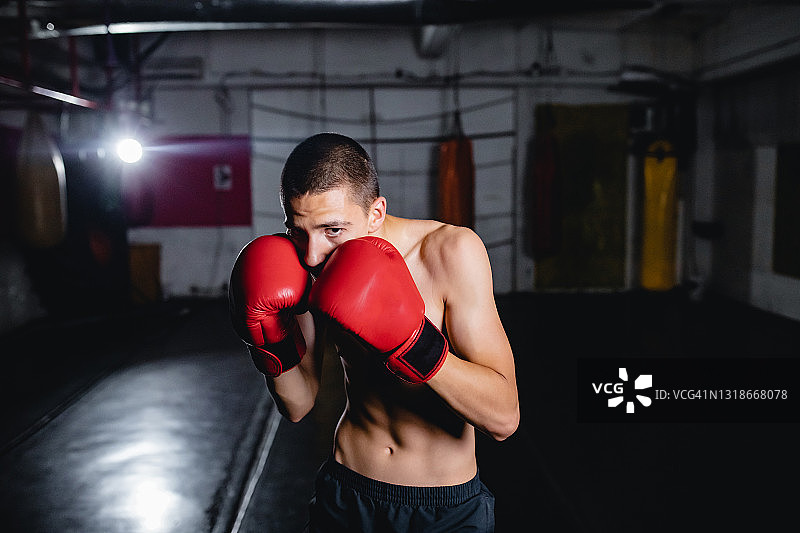 训练中的青少年拳击手图片素材