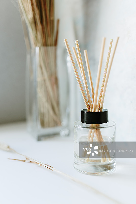 白色背景下的自制空气清新剂特写图片素材