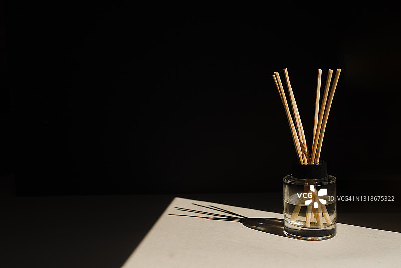 横版黑色木质背景上的空气清新剂图片素材