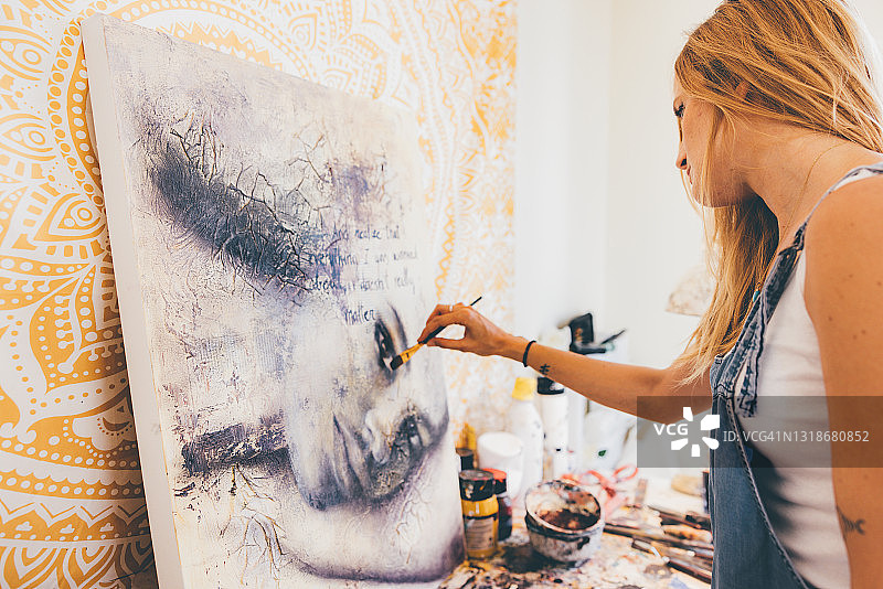在工作室工作的专业女画家图片素材