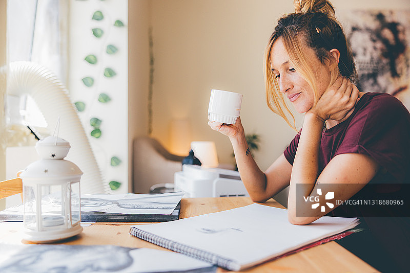 在工作室工作的专业女画家图片素材