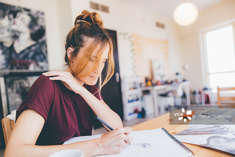 在工作室工作的专业女画家图片素材