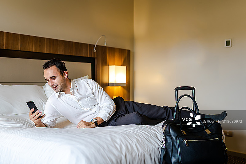 商人在酒店房间进行视频通话图片素材